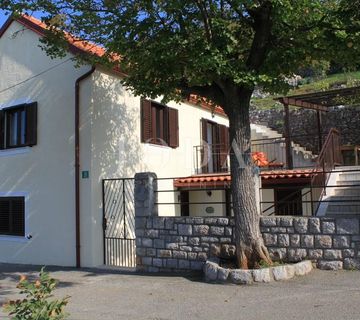 Senj kuća s prekrasnim pogledom na more na mirnoj i tihoj lokaciji - cover