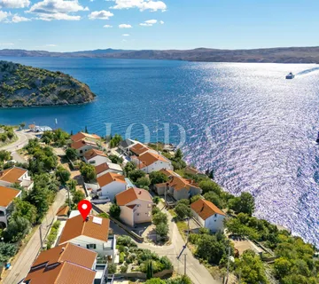 Prizna kuća blizu mora - cover