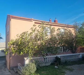 SENJ, kuća sa dvije stambene jedinice