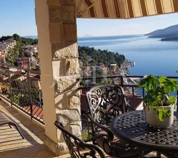 Rabac, kuća sa četiri stambene jedinice, te predivnim pogledom na more - Rabac, Labin