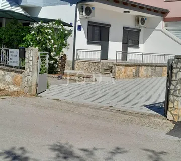 Vodice, kuća sa parkingom na vrhunskoj lokaciji - cover