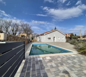 Samostojeća prizemnica s bazenom - cover