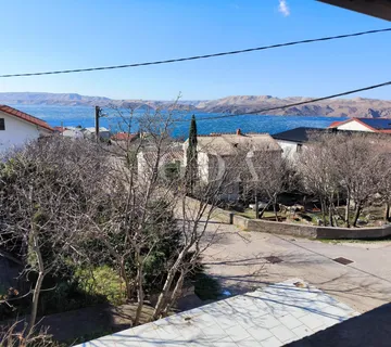 Karlobag stan sa parkirnim mjestom i terasom