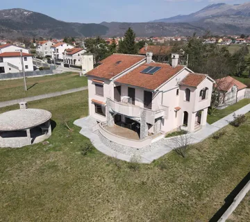 Grobnik,samostojeća kuća sa poslovnim prostorom na velikoj okućnici - Dražice, Jelenje