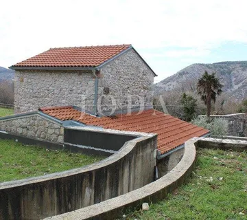 Grižane, dvije kamene kuće sa okućnicom - cover