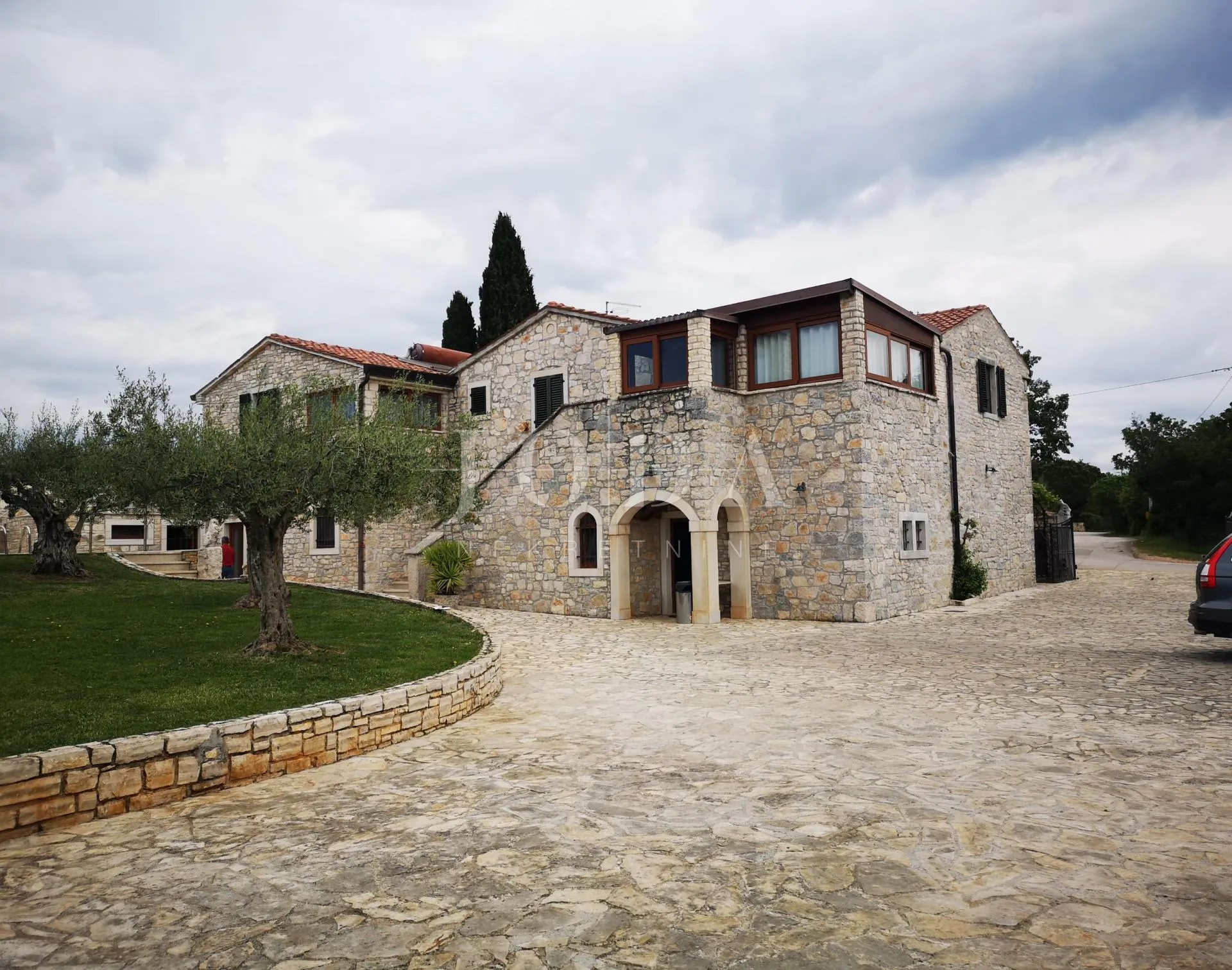 Istarska kamena vila sa bazenom i restoranom - cover