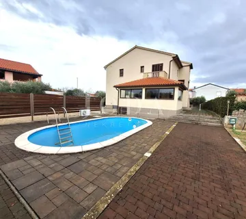 Kuća s prostranom okućnicom i bazenom na iznimnoj lokaciji - cover