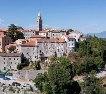 Labin, kuća sa očaravajućim pogledom na more, projektom i građevinskom dozvolom za gradnju hotela
