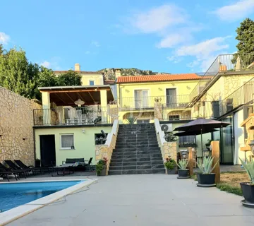 BRIBIR, apartmanska kuća sa bazeom na prostranoj okućnici - Bribir, Vinodolska općina