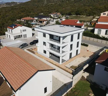 Kuća sa tri stana i bazenom - cover