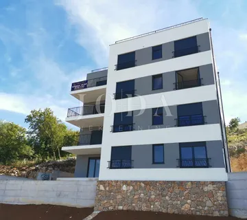 Crikvenica – Stan sa okućnicom ,garažnim mjestom i bazenom