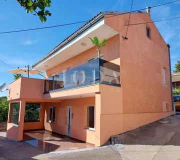NOVI VINODOLSKI, kuća sa tri stambene jedinice