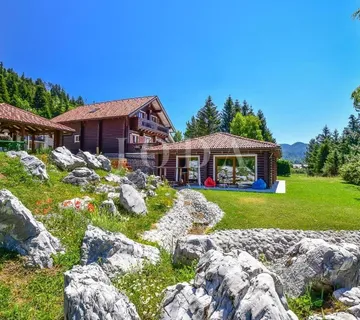 Gorski kotar, Vrata, drvena vila s unutarnjim bazenom - Vrata, Fužine