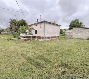 Barban, kuća s velikom okućnicom i pomoćnom zgradom