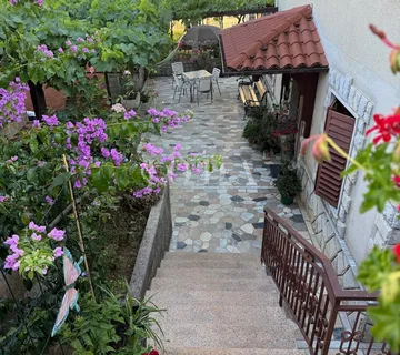 Stan na prvom katu kuće s velikim vrtom – Lovran