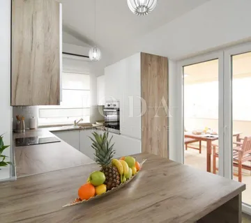 Predivno uređena kuća s okućnicom na dobroj lokaciji - cover