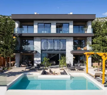 Luksuzna vila s panoramskim pogledom na more - cover