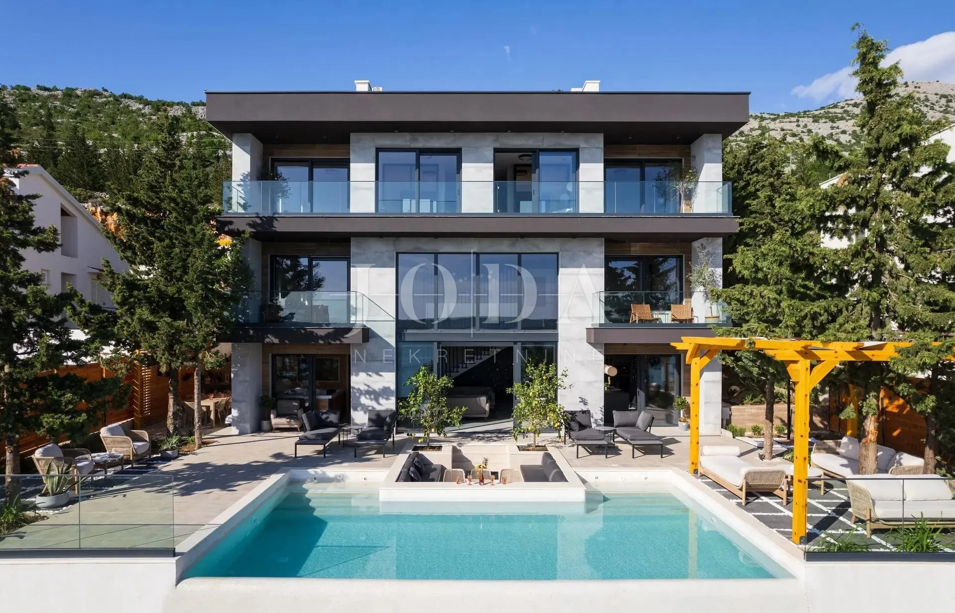 Luksuzna vila s panoramskim pogledom na more - cover