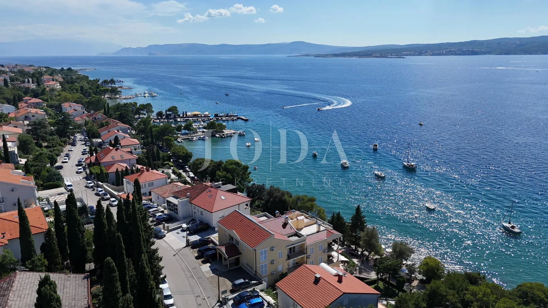 Crikvenica, stan s garažom i velikom okućnicom, samo 60 m od mora - cover