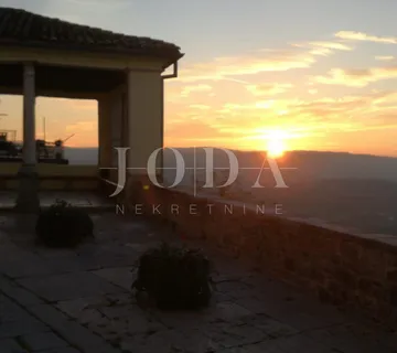 Kamena kuća u nizu Motovun - cover