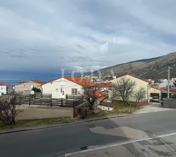 SENJ – 1. kat, pogled na more, novija gradnja, parkirno mjesto