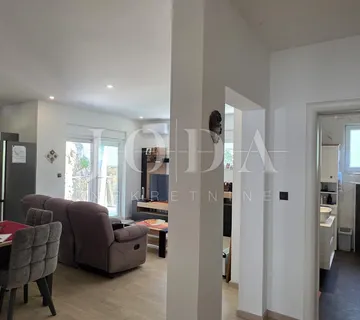 Crikvenica – Namješten stan 75,31 m² | 3 spavaće sobe | Parking | Mirna lokacija