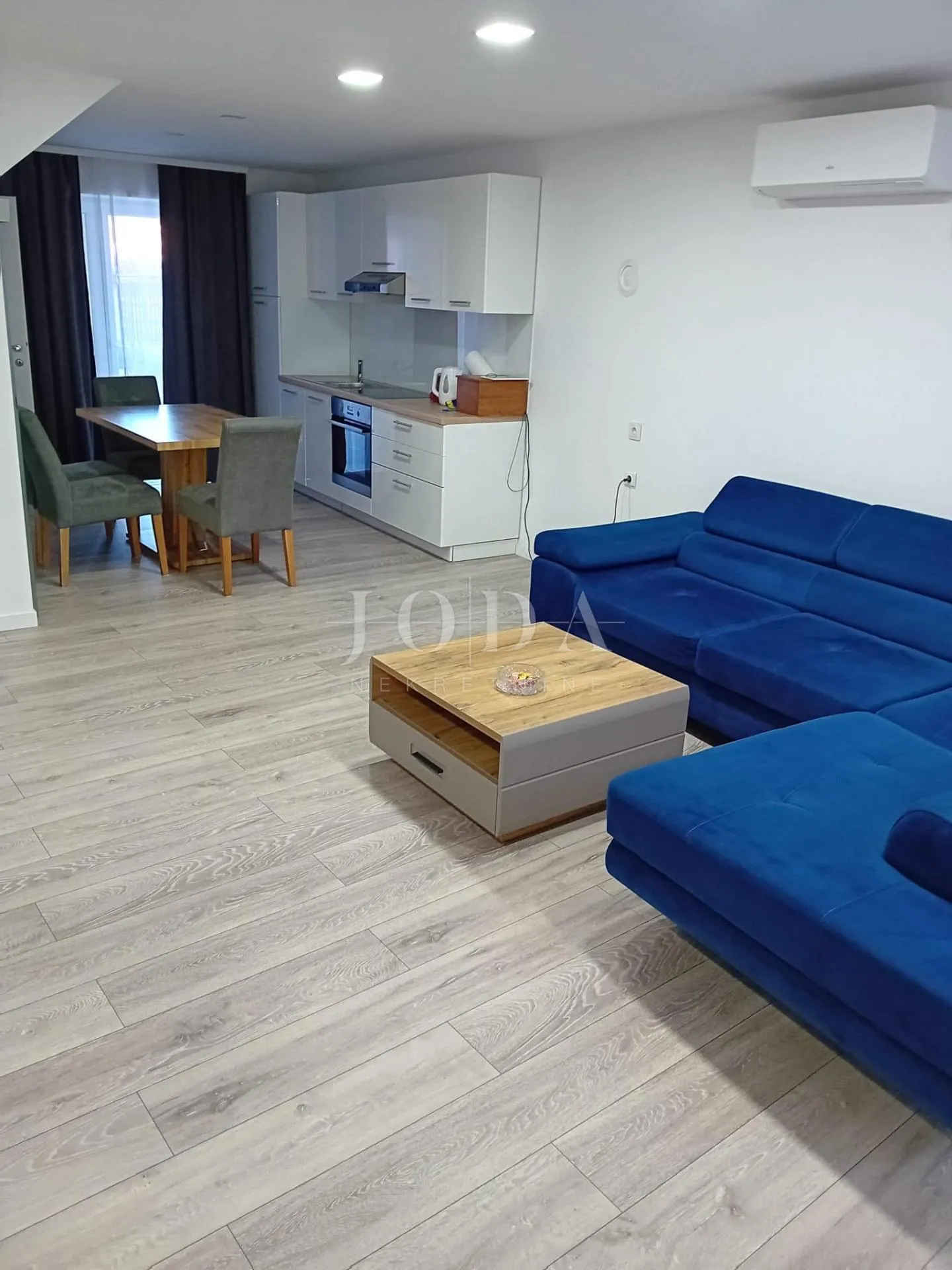 Omišalj, kamena kuća u centru mjesta - cover