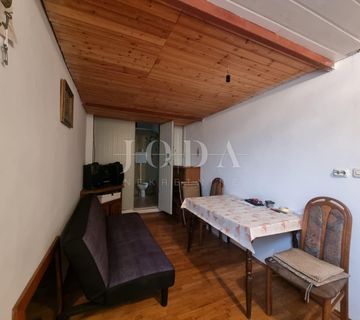 Novi Vinodolski-kuća sa 3 stambene jednice u centru grada - cover