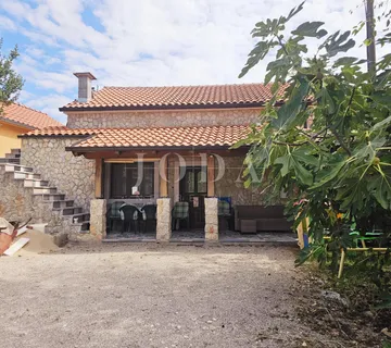 Samostojeća kuća s dva stana blizu Malinske - cover