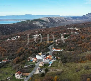 Bribir – starija kuća s velikom okućnicom, garažom i dodatnim prostorima - cover