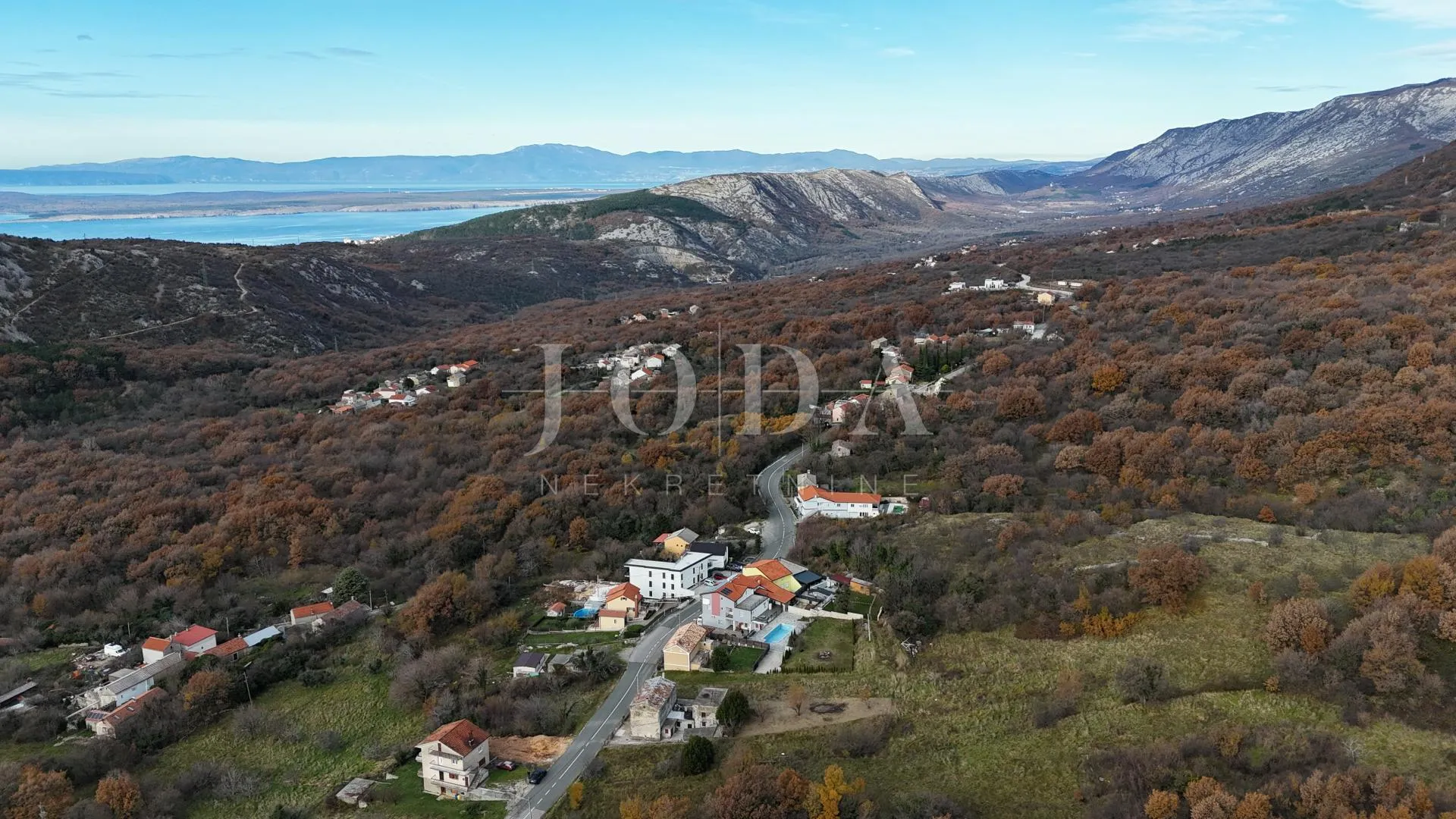 Bribir – starija kuća s velikom okućnicom, garažom i dodatnim prostorima - cover