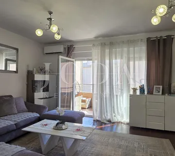 Stan Crikvenica, 71 m², mirna lokacija, parking – turistički potencijal - cover