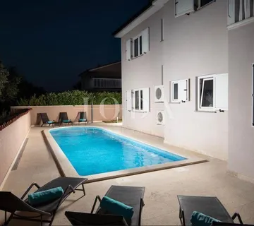 Pula, kuća sa bazenom na mirnoj lokaciji - cover