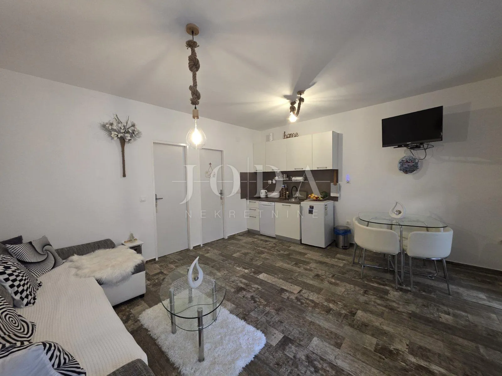 SENJ, stan u centru grada - cover