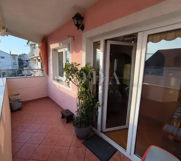 Stan na Drenovi sa 2 balkona, okućnicom i parkingom - cover