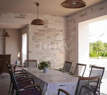 Prekrasna kuća na velikoj parceli sa bazenom,Svetvinčenat okolica - cover