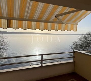 Apartman sa parkingom na samom moru - cover