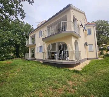 Samostojeća kuća s tri stana, pogled more - Malinska - cover