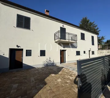 Kompletno renovirana kuća sa 3app,FUNTANA - cover