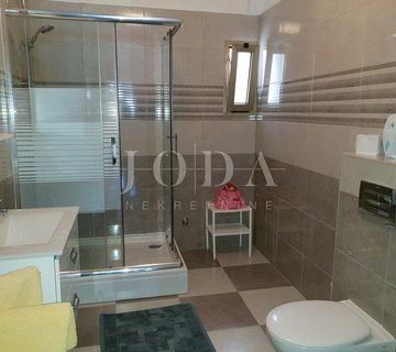 Senj, kuća sa tri stana! - cover