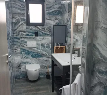 Vodice, kuća sa parkingom na vrhunskoj lokaciji - cover