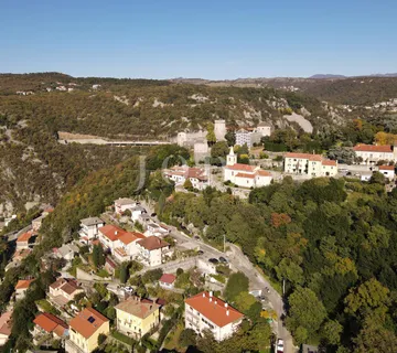 Teren na atraktivnoj lokaciji - cover