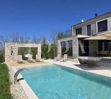 Karojba, moderna istarska kuća na osami - cover