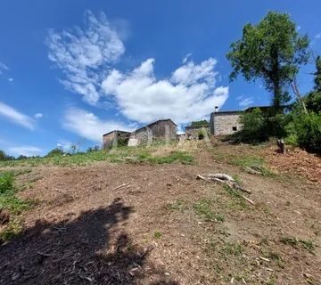 Buzet, građevinski teren sa starinom - cover