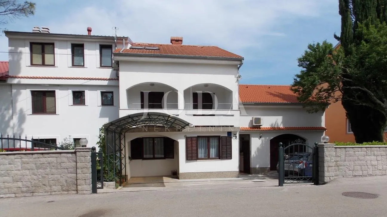 Dvojna kuća sa 7 apartmana - Malinska - cover