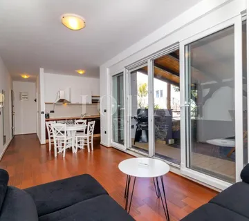 Dramalj – stan s ograđenom natkrivenom terasom - cover