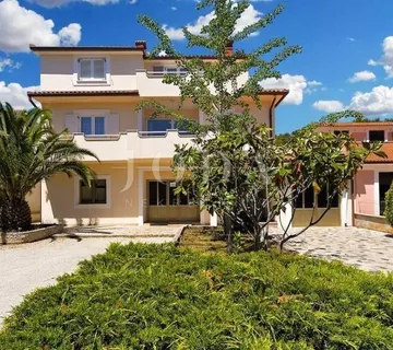 POPUST!PRILIKA!Prostrana kuća sa velikim potencijalom,Pula okolica - cover