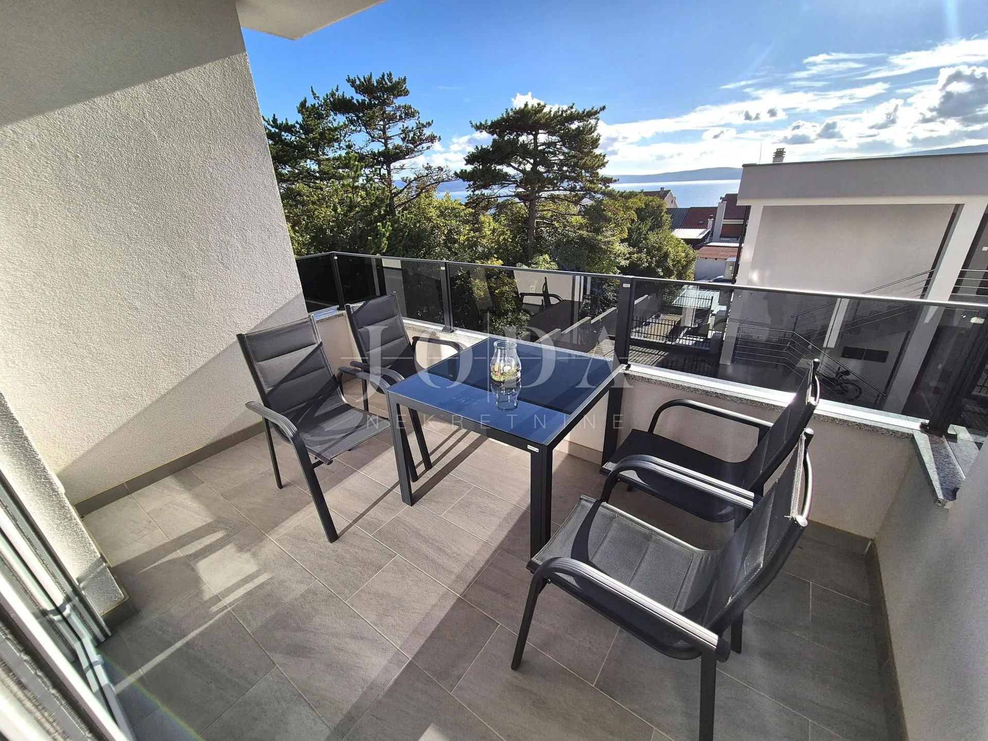 Novogradnja s pogledom na more - cover