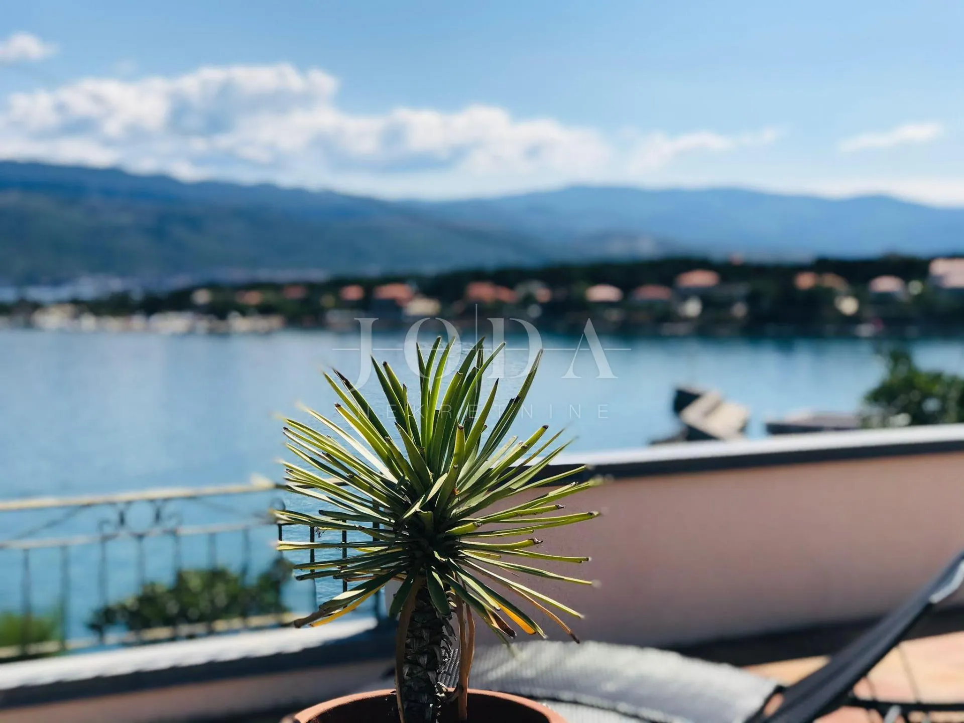 Kamena kuća u prvom redu do mora! - cover