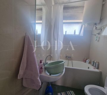 Novi Vinodolski, kuća u centru sa prostranom okućnicom - cover